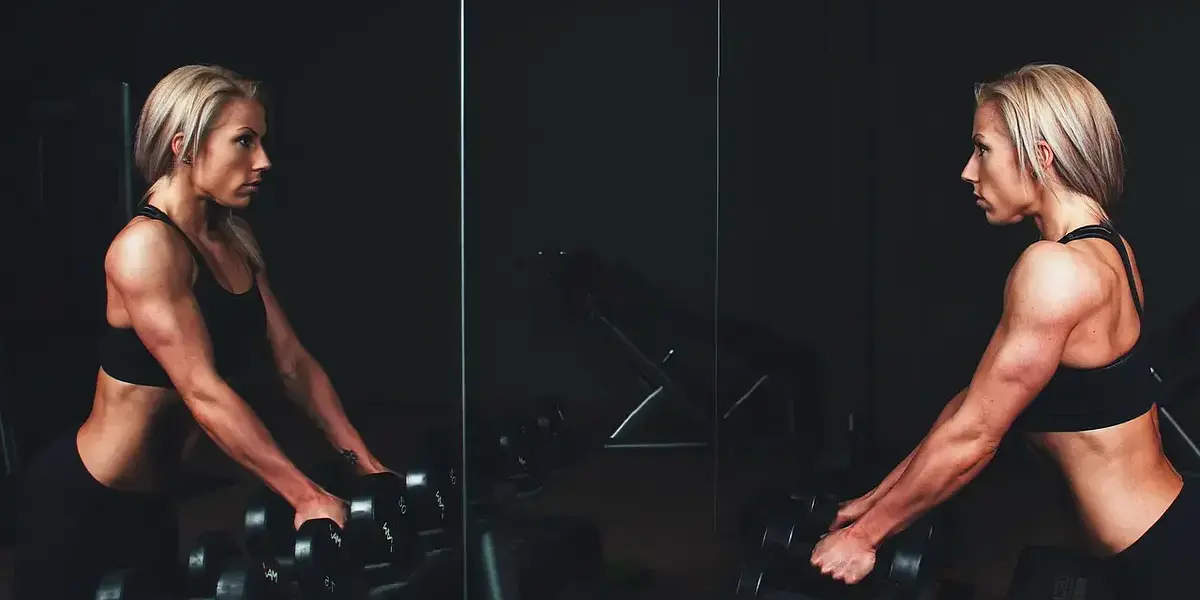 Spalanie kalorii w domu: cardio kontra siła – co wybrać?