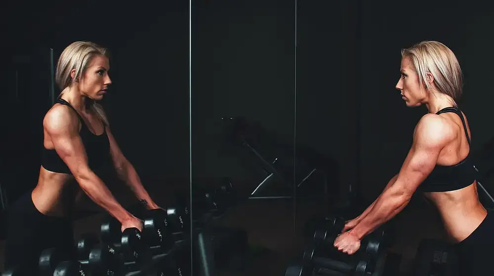 Spalanie kalorii w domu: cardio kontra siła – co wybrać?
